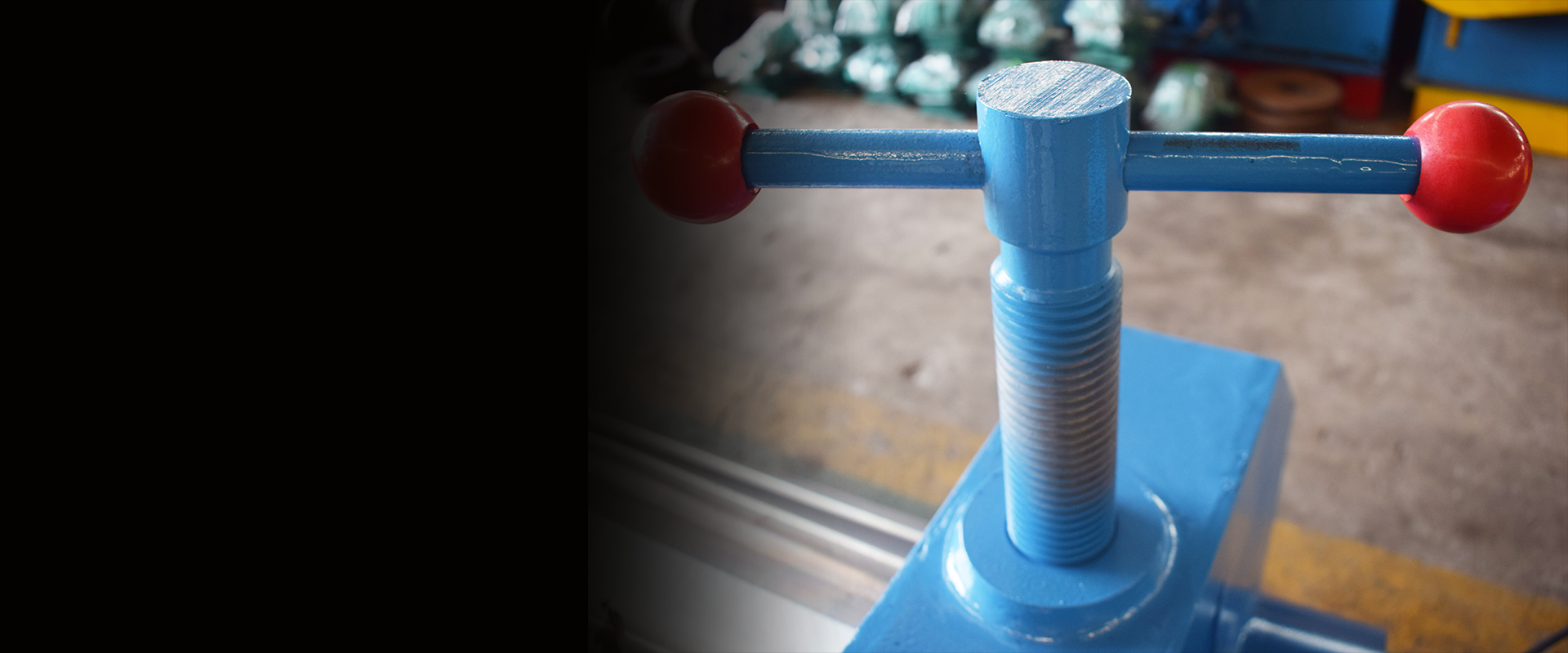 Manual Clamping Device in Semi-Auto 3-Roller Plate Rolling Machines